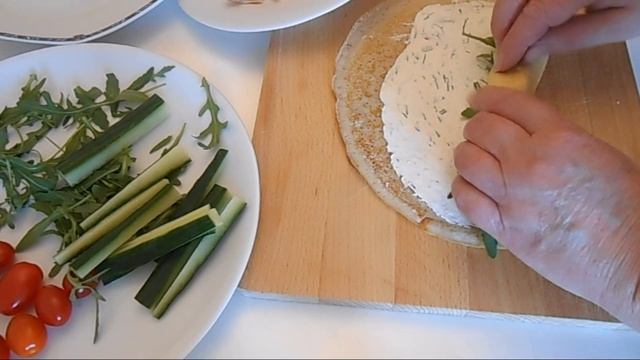 "Роллы по-русски". Блинные "роллы" с рыбой форель,творожным кремом, огурцом и рукколой. смотреть онлайн