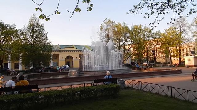 Звучит песня "Над Кронштадтом туман", Кронштадт 2018, музыкальный фонтан... смотреть онлайн