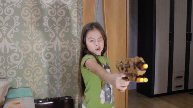 Поспорили на желание. Стреляем из Nerf. смотреть онлайн