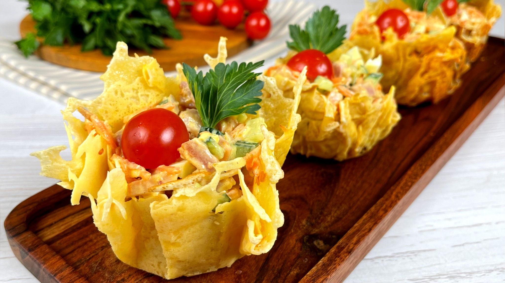 САЛАТ,который съедается вместе с тарелкой! Гости будут в восторге от этого салата! смотреть онлайн