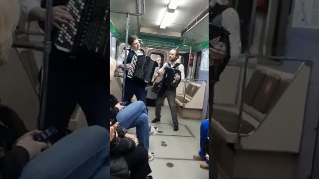 Шок для пассажиров метро! #баянист #новосибирск #баян смотреть онлайн