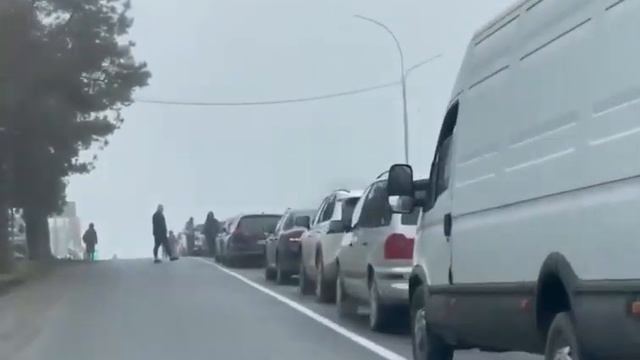 Так сейчас выглядит погранпереход в Ужгороде. Жители Украины пытаются уехать в Словакию смотреть онлайн