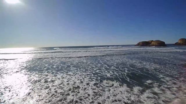 Шум прибоя и красивая, успокаивающая инструментальная музыка поможет снять нервное напряжение. смотреть онлайн