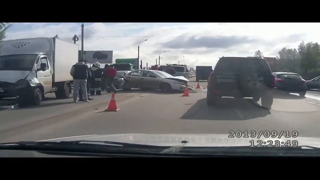 Столкновение четырех автомобилей в Омске 19 09 2013 смотреть онлайн