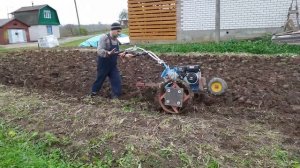 Вспашка плугом ПЦ-1-18 мотоблоком с Мультиагро. Тяжëлый сырой суглинок. Plowing with a plow.