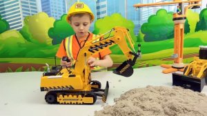Даник Строитель и ЭКСКАВАТОР на пульте управлении - Строительные и Рабочие машинки для детей