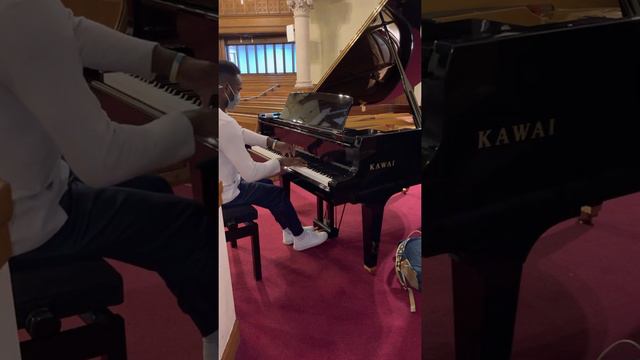 A medley of popular songs on the piano смотреть онлайн