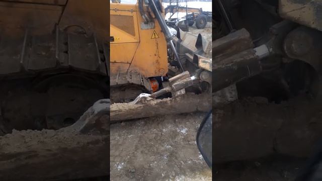 Техническое обслуживание бульдозера,в лесу, вне сервиса. смотреть онлайн