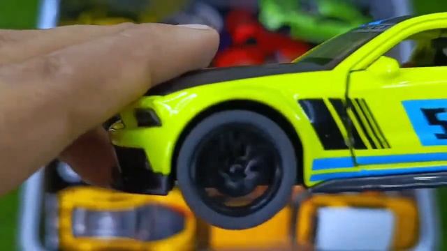 Box Full Of Diecast Volvo, Maserati, Dacia, Volkswagen, Nissan, Fiat, Mitsubishi, Honda, Suzuki смотреть онлайн