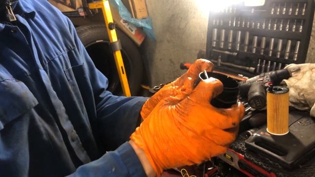 КАК ЗАМЕНИТЬ МАСЛО в МОТОРЕ. Топливный и салонный фильтр на BMW X3 (F25) 2.0 ДИЗЕЛЬ смотреть онлайн