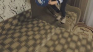 Как приклеить воздушный шар к потолку без клея и гелия. Ball on the ceiling.