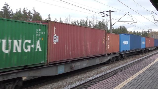 Электровозы ВЛ80С-2727 и ВЛ80С-251 с грузовыми поездами смотреть онлайн