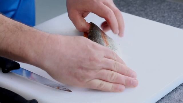 Master Fishmonger Standard Guide to Canoe Filleting - Trout смотреть онлайн