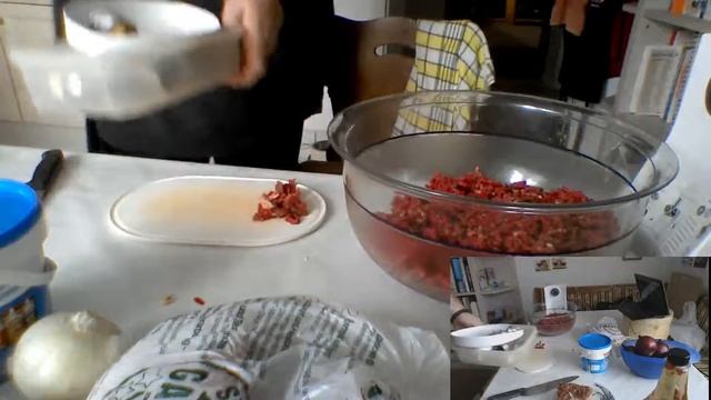 Heute machen wir Monsterbouletten und wolfen dafür ein wenig Rindfleisch смотреть онлайн