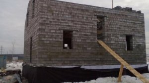 Построили дом из шлакоблоков 10 на 10 строительство от фундамента до крыши в зимний период