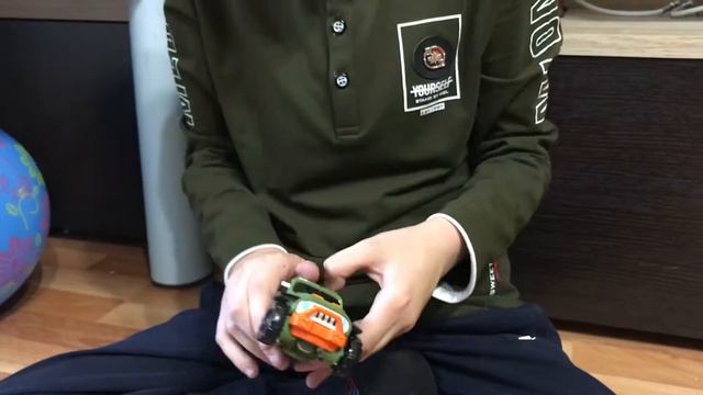 Тоботы в огромном КИНДЕР сюрпризе! тоботы из киндер сюрприза, играем/TOBOT in kinder surprise смотреть онлайн