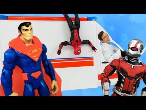 Супергерои в Мегаклинике: Человек Паук в очереди после Супермена и Джокера! Игры в больницу