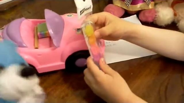 23. Мишка подарил Диане ластики в виде звездочек, радужный ластик и ручку розовую с синей пастой смотреть онлайн