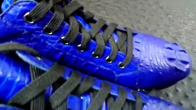 Кроссовки из рельефной части кожи крокодила, в синем цвете. смотреть онлайн