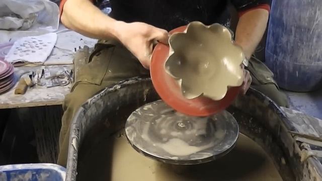 Throwing / Making some Flower shaped altered pottery bowls on the wheel смотреть онлайн