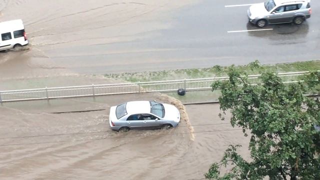В Екатеринбурге затопило ул. Щербакова смотреть онлайн