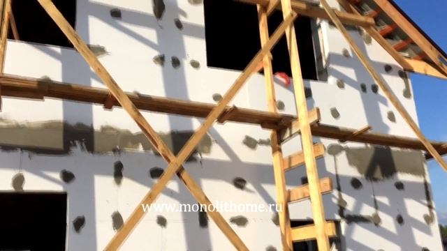 Строительство дома из газобетона с утеплением и штукатуркой фасада компанией Монолит-домстрой