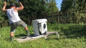 Стиральная машина и кирпич