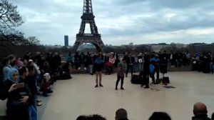 Шоу на фоне Эйфелевой башни ))