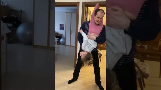 Классная девочка Маша показывает с папой почти цирковой номер. #цирк #принцесса #девочкаМаша смотреть онлайн