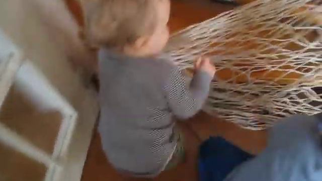 ползком по дому "Ну куда же ты пошел " смотреть онлайн