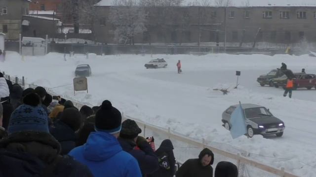 Автошоу на льду Слободской смотреть онлайн