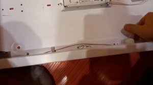 Замена ламп дневного света в люминесцентном светильнике.