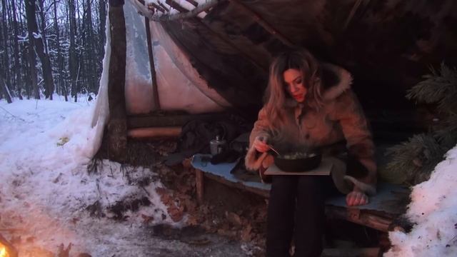 БАНЯ В ЛЕСУ. ПО ГОРЯЩИМ УГЛЯМ БОСИКОМ!! ПОХОД В ЛЕС ЗИМОЙ смотреть онлайн