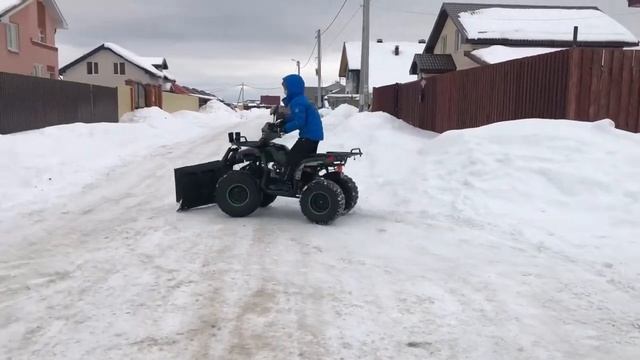 Чистим снег на квадрике смотреть онлайн