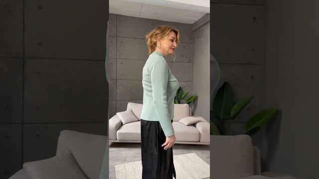 Мода и стиль в бетонном интерьере. Юбка 2166 Rumoda и джемпер 2167 Rumoda. смотреть онлайн