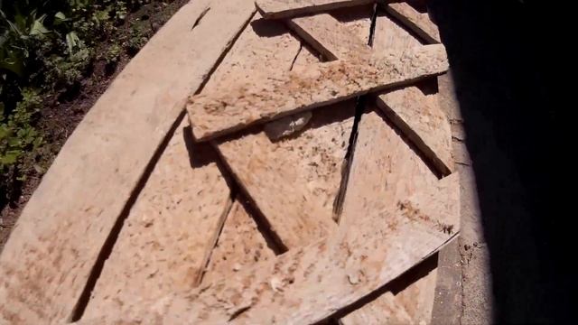 Как строители сбивают между собой деревянные бруски смотреть онлайн