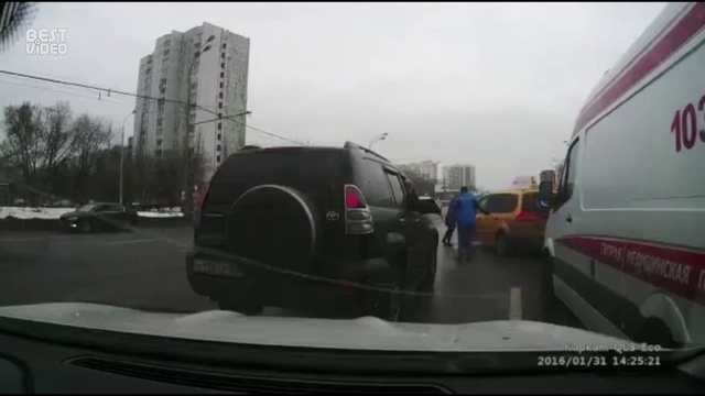 Водитель такси му*ак! Не пропускал скорую! смотреть онлайн