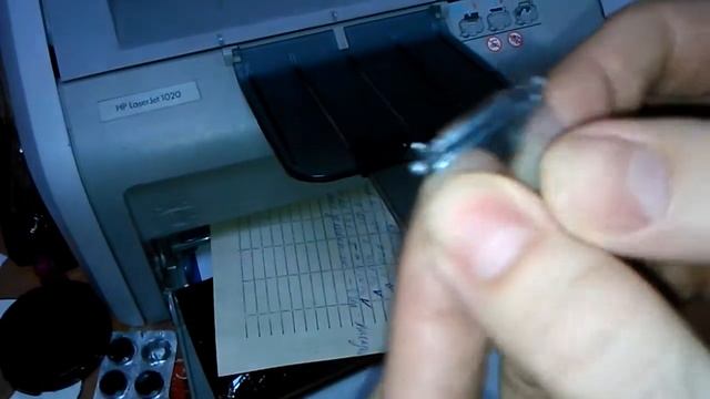 Как вставить фиксатор бумаги выходного лотка принтера HP LaserJet 1020 (10xx) смотреть онлайн