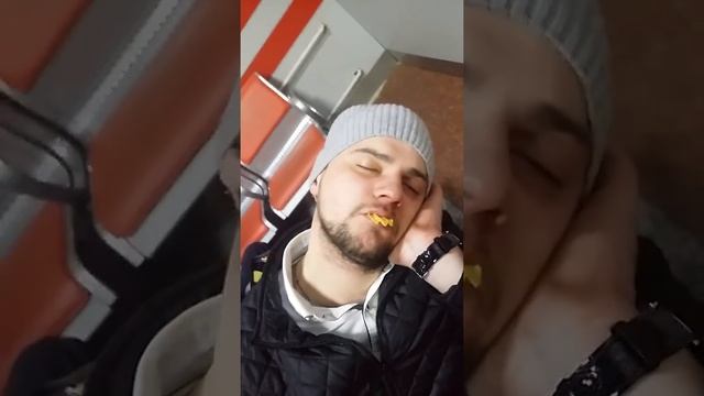 Издевались над спящим человеком смотреть онлайн