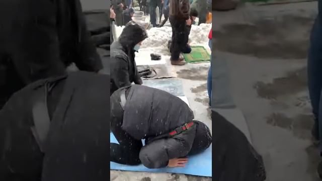 Сердца МУСУЛЬМАН не мёрзнут под СНЕГОМ. Джума намаз в Москве смотреть онлайн