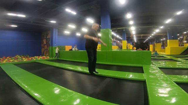 Акробатика на батуте: задний пируэт смотреть онлайн