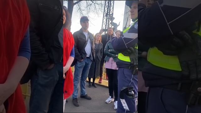 sarkana šalle aizliegta latvija rīga красный шарф запрещён Латвия Рига смотреть онлайн