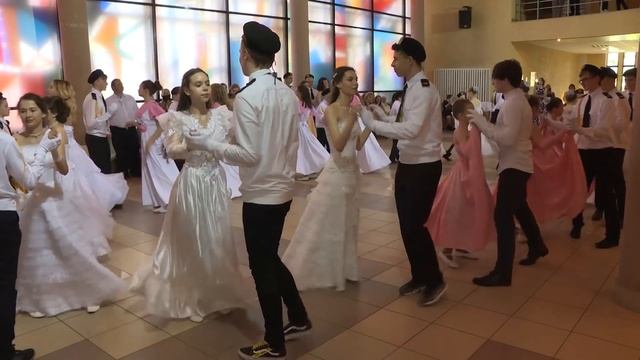 Под звуки вальса. Традиционный кадетский бал прошёл во Дворце культуры смотреть онлайн