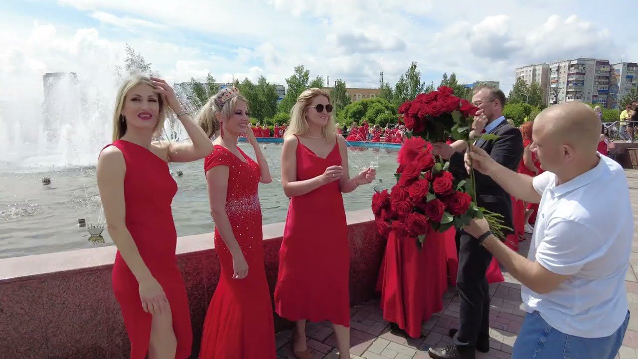 Женшина в красном смотреть онлайн