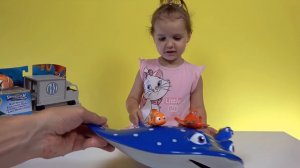 В поисках Дори игрушки из мультика Дисней играем рыбками и автобус с стреком Fin