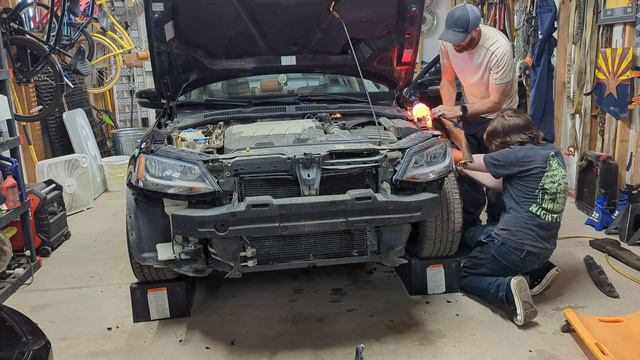 Repairing bumper and fender damage to a 2014 VW Jetta TDI смотреть онлайн