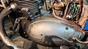 Станисла достал из сарая ИЖ-49 1953 года, разобрал его полностью и собрал обратно, чтобы поехать в