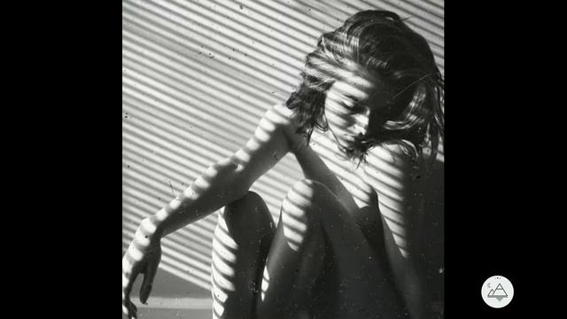 Sonya Levanova/Стихотворение "Она начинает тебя забывать..."/ смотреть онлайн