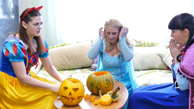 Супер герои - Супермен и Фрозен Эльза в лесу... НАШЕСТВИЕ ПРИВЕДЕНИЙ!!! ОПАСНО!!! 