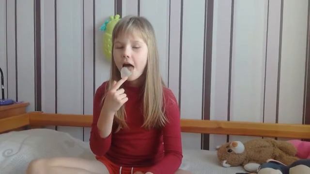 Балуемся. Надуваем пузыри из жвачки. смотреть онлайн